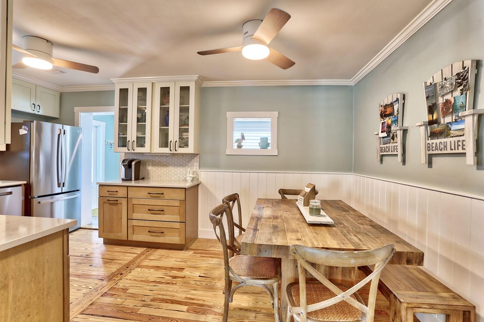 House, 2 Queen Beds (Good Vibrations - Beach House) | Dining