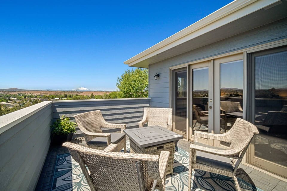 "Amazing view and the number of amenities is insane. Our group absolutely loved this house and wanted to stay longer." - Michelle