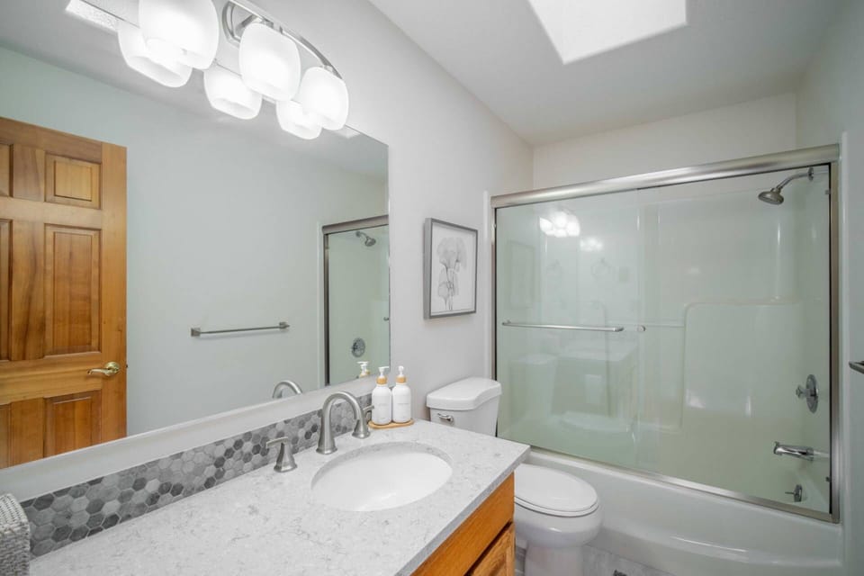"The bedrooms where lovely, bathrooms where clean and plenty of toilet paper" - Angie