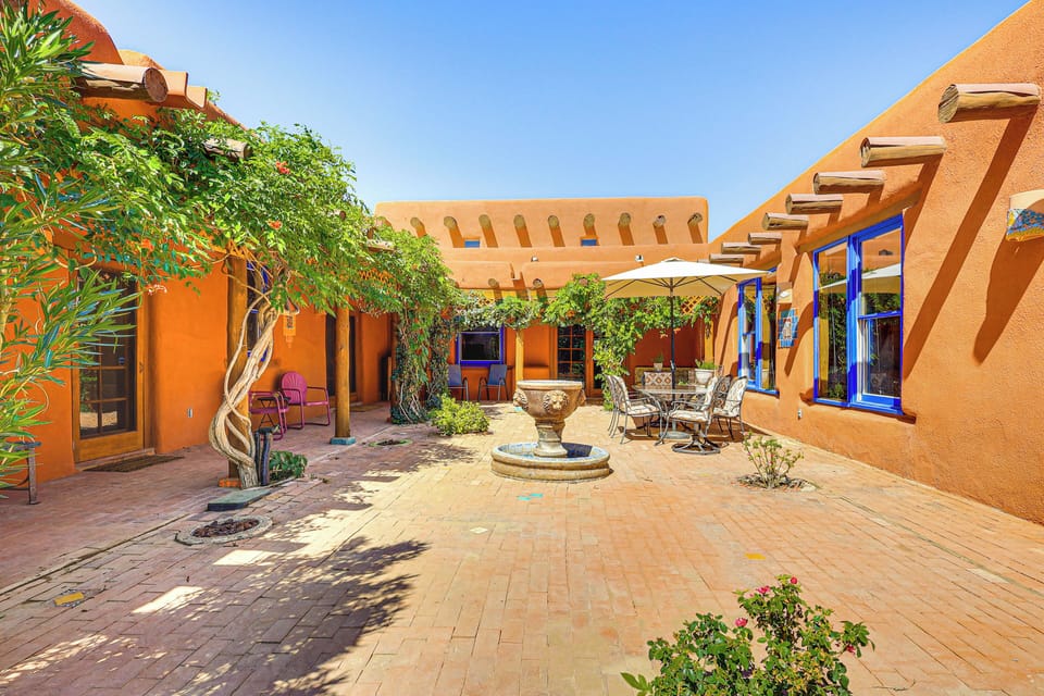 Courtyard | Outdoor Dining Area