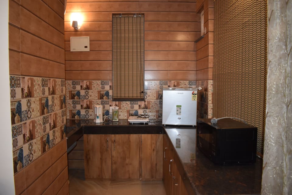 Classic Studio Suite | Private kitchen | Fridge, microwave, coffee/tea maker, electric kettle