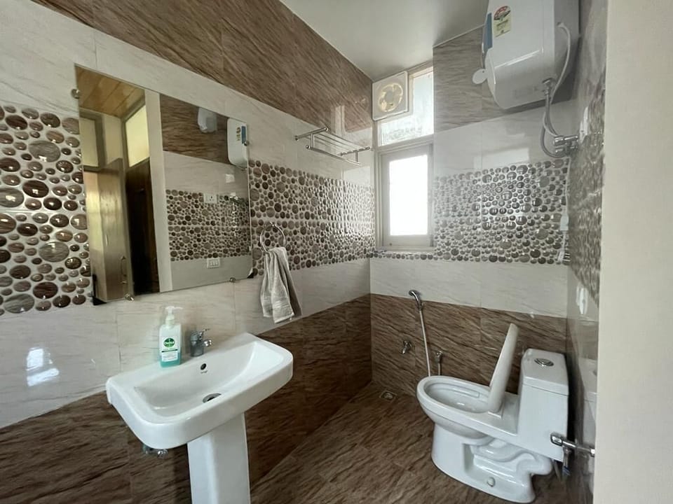 Family Double Room | Bathroom | Shower, rainfall showerhead, free toiletries, slippers