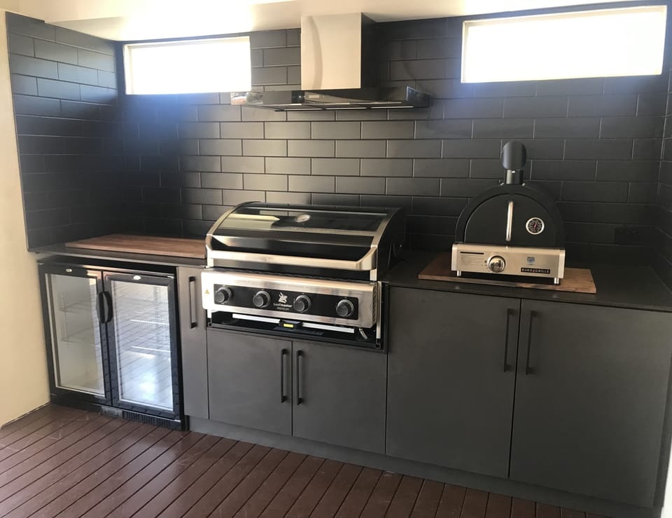 Outdoor Kitchen - BBQ, Pizza Oven & Drinks Fridge.