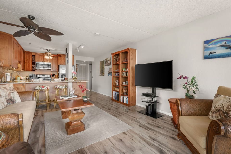 Living and Kitchen Areas - Enjoy an open floor plan with easy acces to the kitchen, guest bathroom and front door.