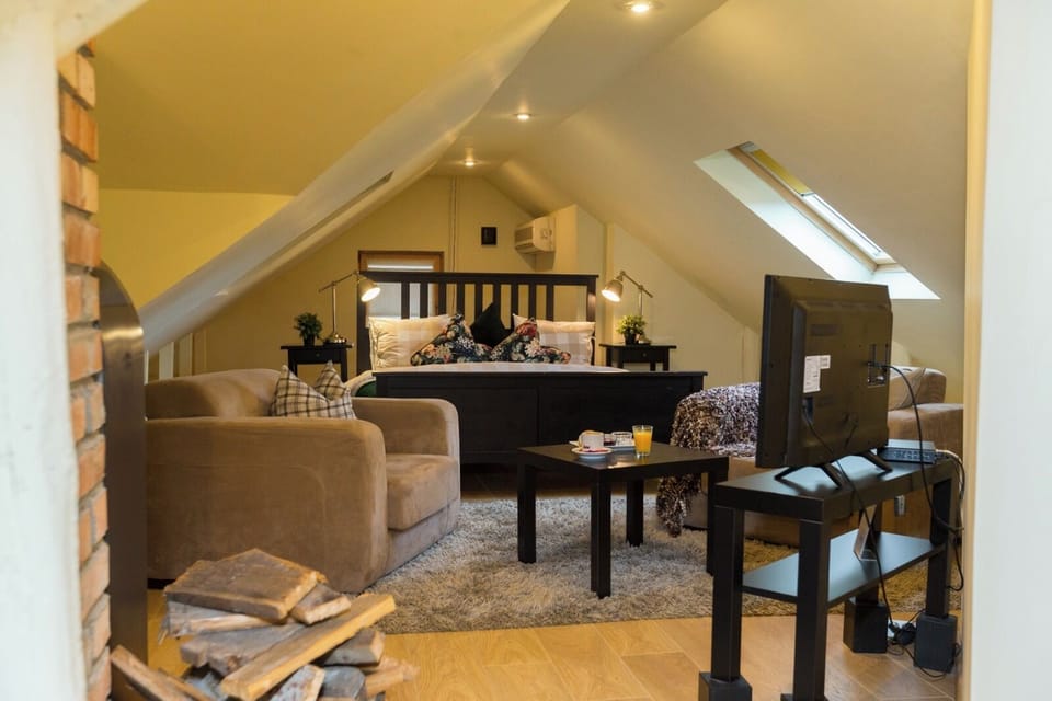 Double Room | In-room safe, iron/ironing board (on request), WiFi (free)