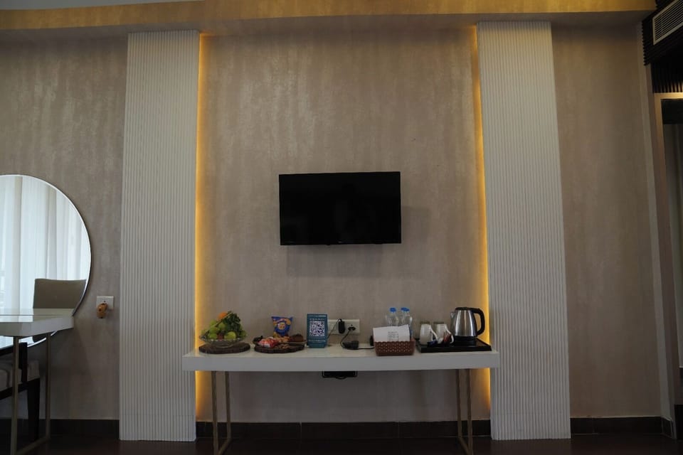 Super Deluxe Hill View Room with Balcony | Minibar, desk, laptop workspace, iron/ironing board