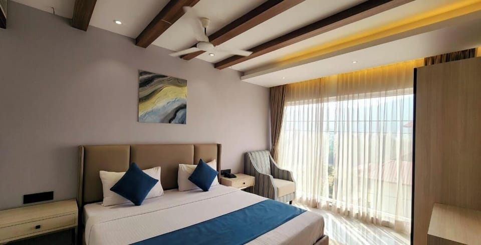 Deluxe Room | Minibar, desk, laptop workspace, iron/ironing board