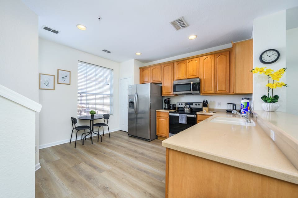 Apartment (New Listing, Beautiful Townhome, Vist) | Private kitchen | Cookware/dishes/utensils