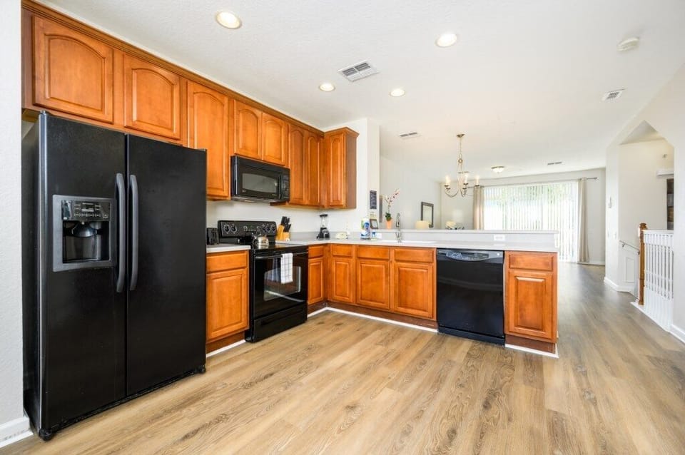Apartment (New Listing, Family Vacation Townhome) | Private kitchen | Cookware/dishes/utensils