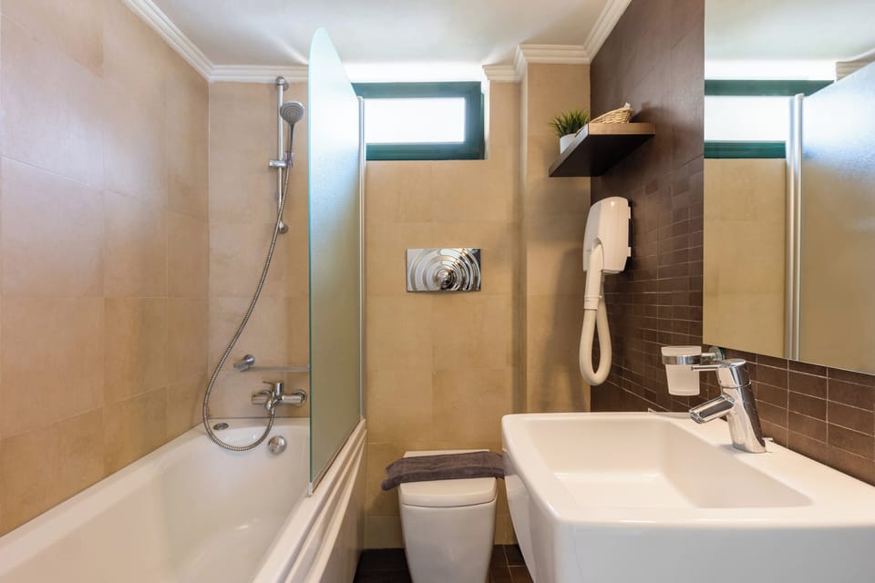 Junior Suite with Pool View | Bathroom | Free toiletries, hair dryer, towels, shampoo