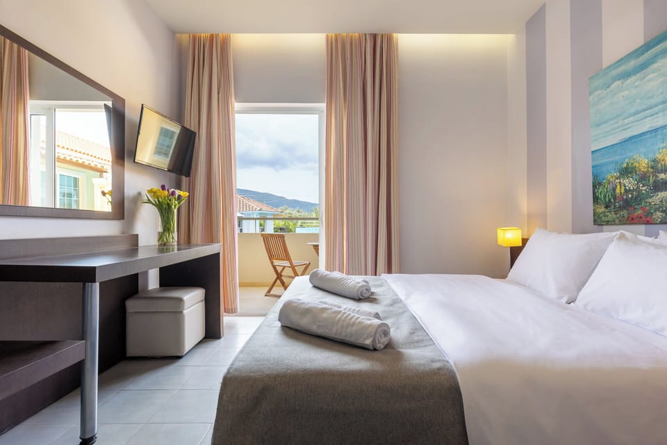 Standard Room with Pool View | Premium bedding, in-room safe, individually decorated