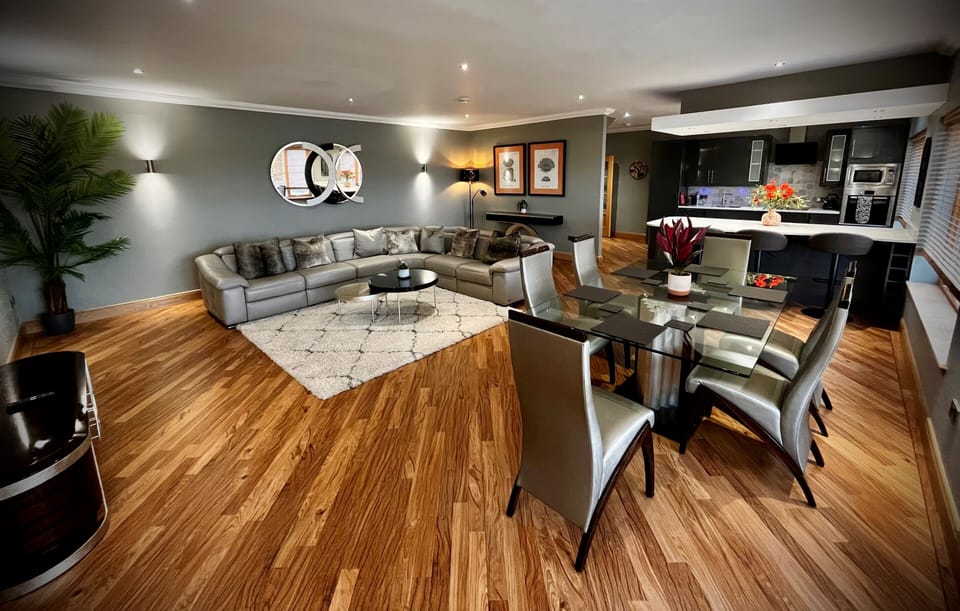 Deluxe Cottage | Living area | Flat-screen TV