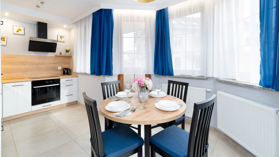 Apartment (14/6) | Private kitchenette | Fridge, stovetop, electric kettle, cookware/dishes/utensils