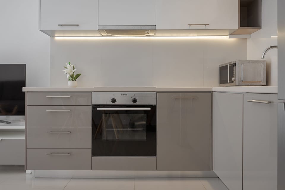 Luxury Apartment | Private kitchen | Full-size fridge, microwave, oven, stovetop