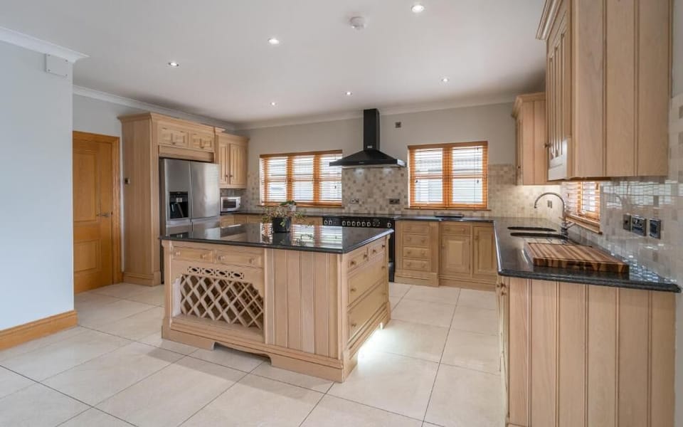 Full-size fridge, oven, electric kettle, cookware/dishes/utensils