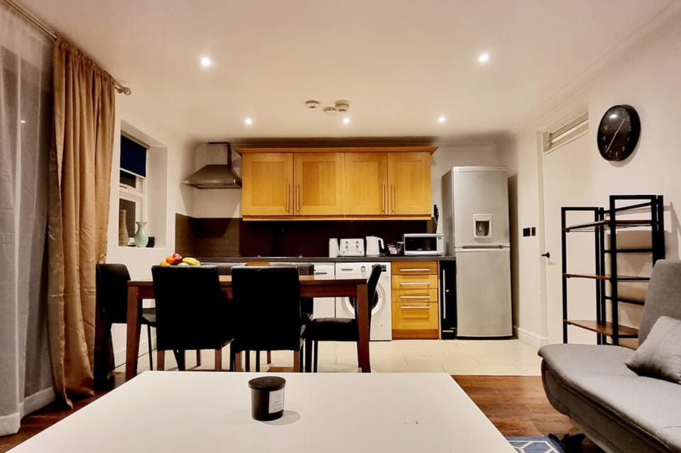House | 4 bedrooms, desk