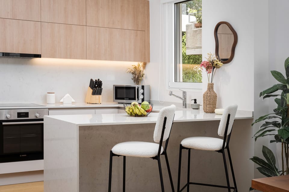 Exclusive Apartment | Private kitchen | Fridge, microwave, oven, stovetop