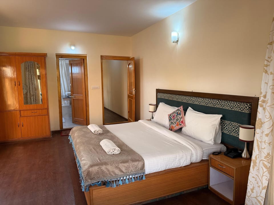 Family Room | Desk, WiFi (free), bed sheets