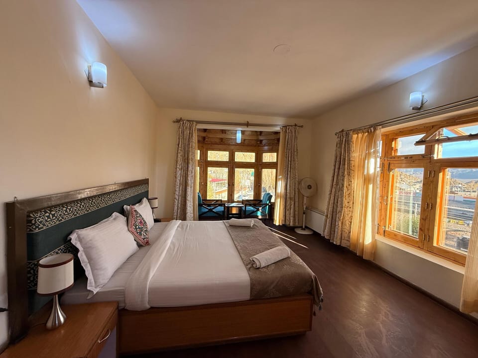 Family Room | Desk, WiFi (free), bed sheets