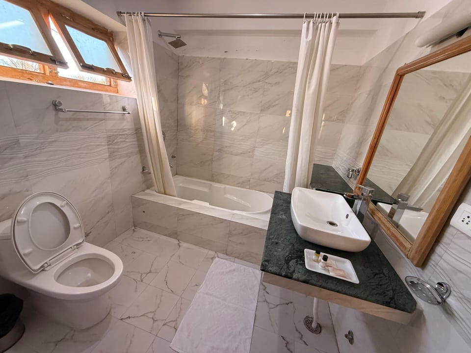 Family Room | Bathroom | Shower, free toiletries, hair dryer (on request), slippers