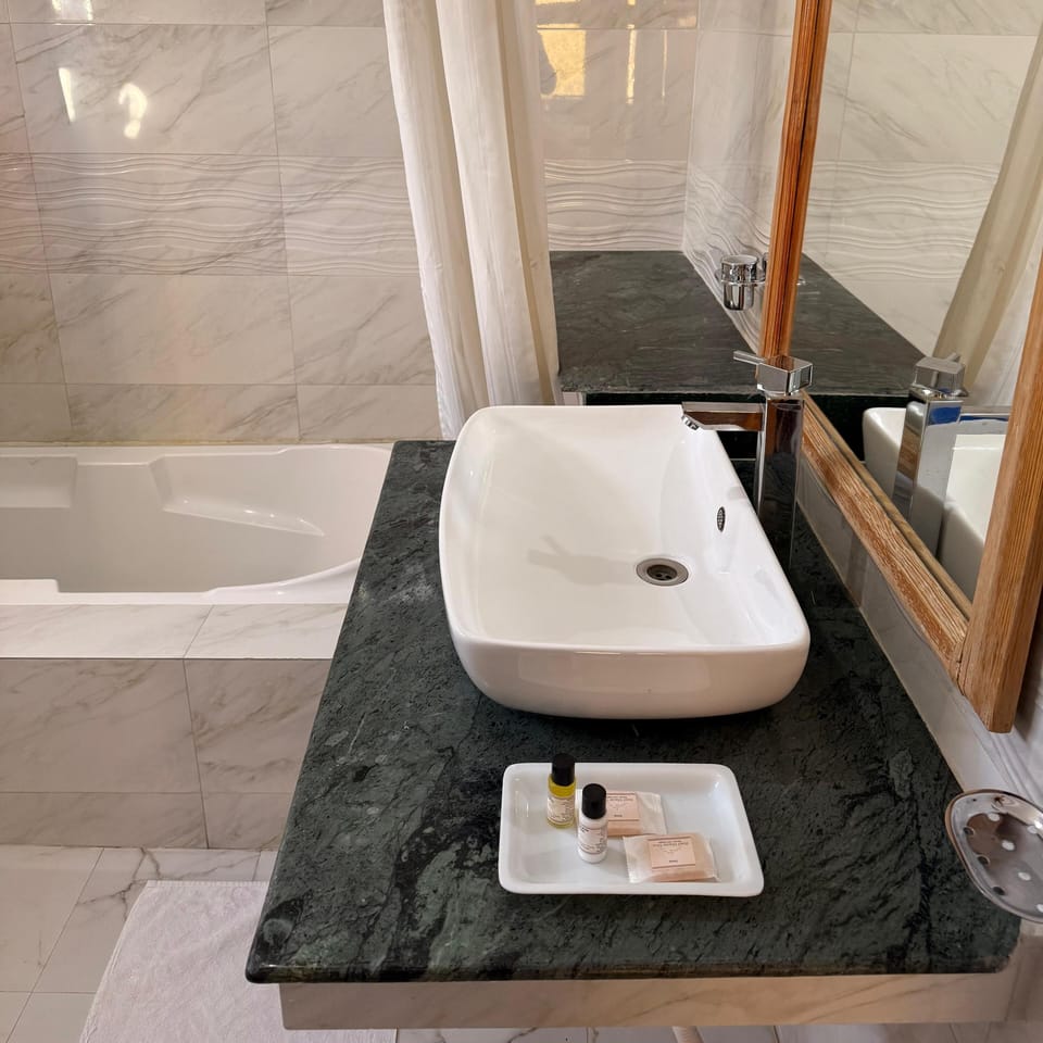 Family Room | Bathroom | Shower, free toiletries, hair dryer (on request), slippers