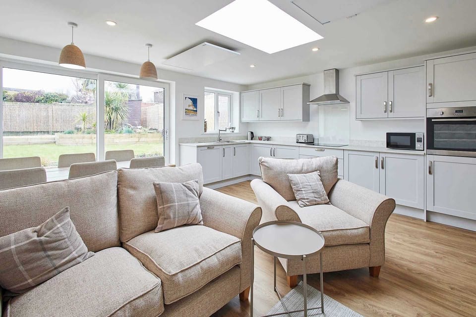 Emilyn House, Whitburn - Host & Stay