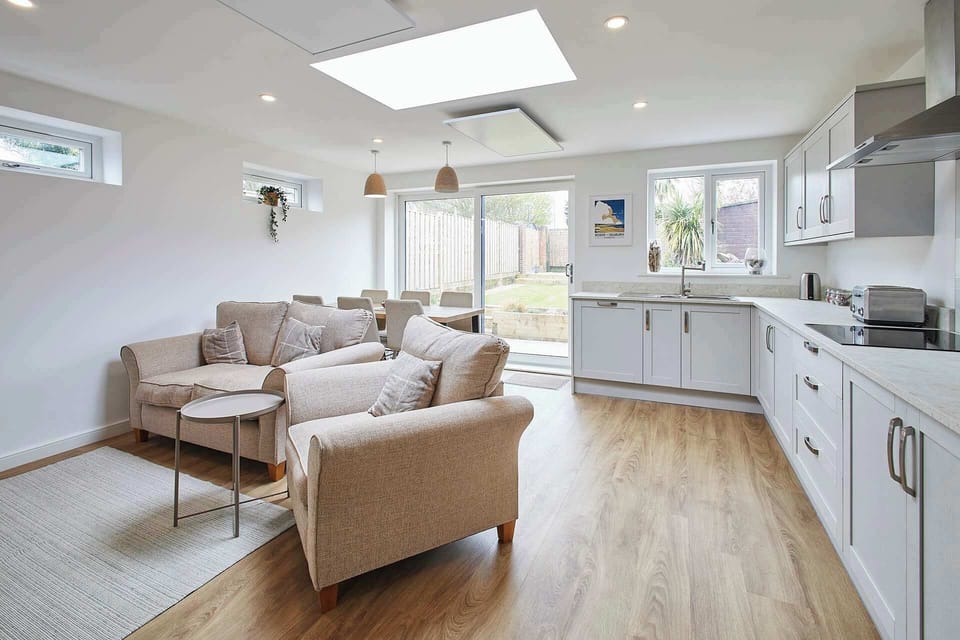 Emilyn House, Whitburn - Host & Stay