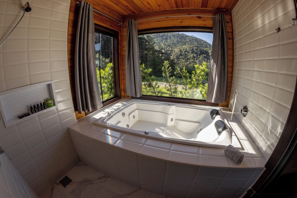 Classic Cabin | Bathroom | Bathtub, jetted tub, free toiletries, hair dryer
