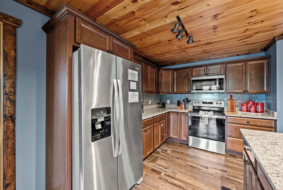 Mountain Vibes' fully equipped kitchen