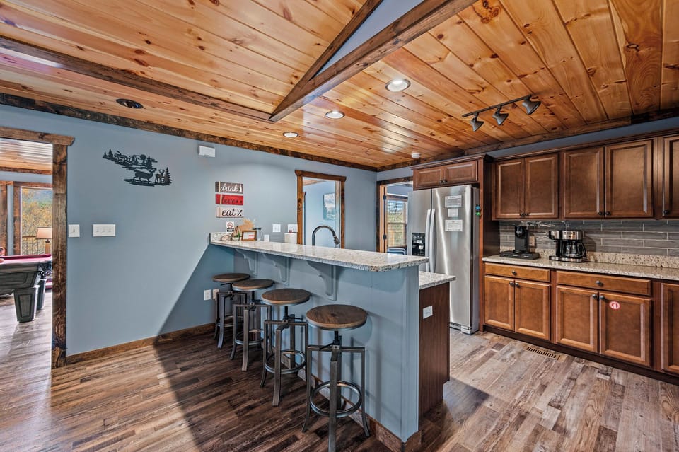 Mountain Vibes' fully equipped kitchen