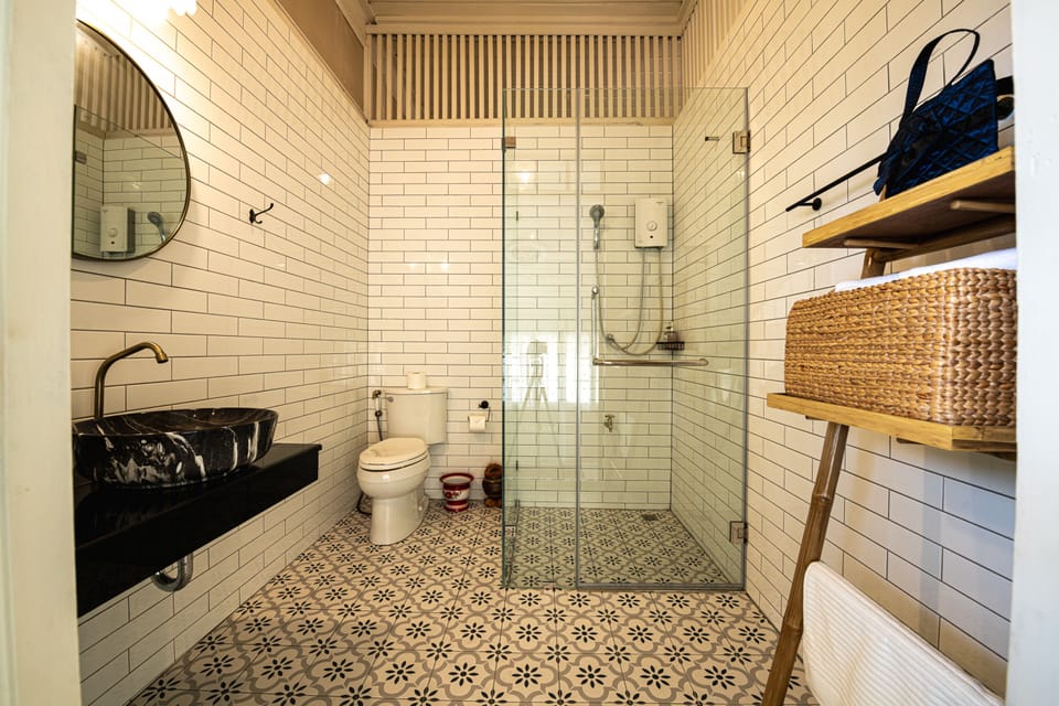 Executive Room, 1 King Bed, Non Smoking, Private Bathroom | Bathroom | Shower, hair dryer, slippers, towels
