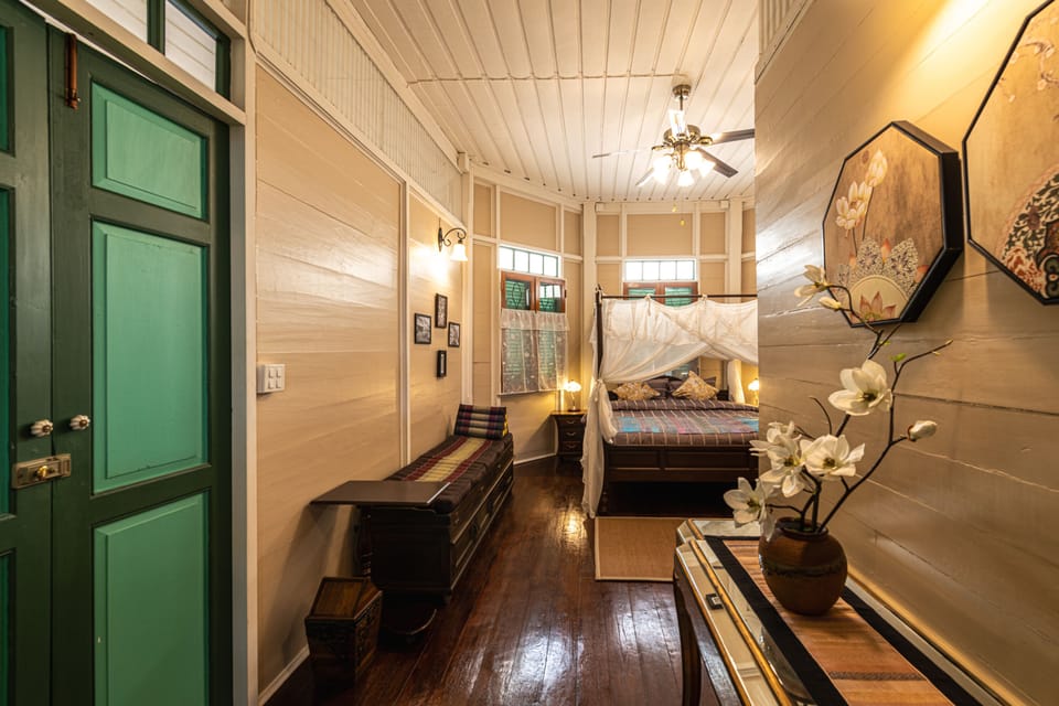 Executive Room, 1 King Bed, Non Smoking, Private Bathroom | Premium bedding, free minibar, in-room safe, individually decorated