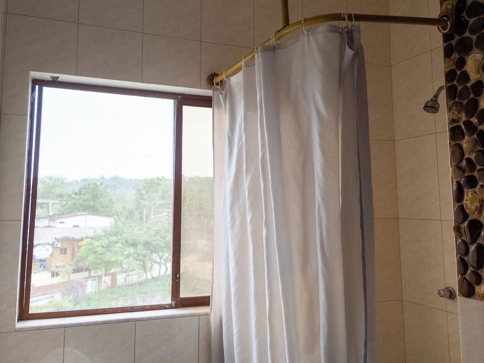 Standard Quadruple Room | Bathroom | Shower, towels, soap, shampoo