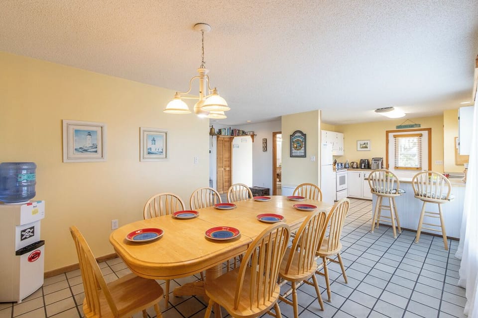 Mid Level Dining Area