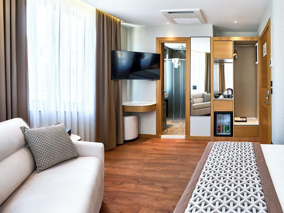 Suite, Corner | Minibar, in-room safe, soundproofing, iron/ironing board