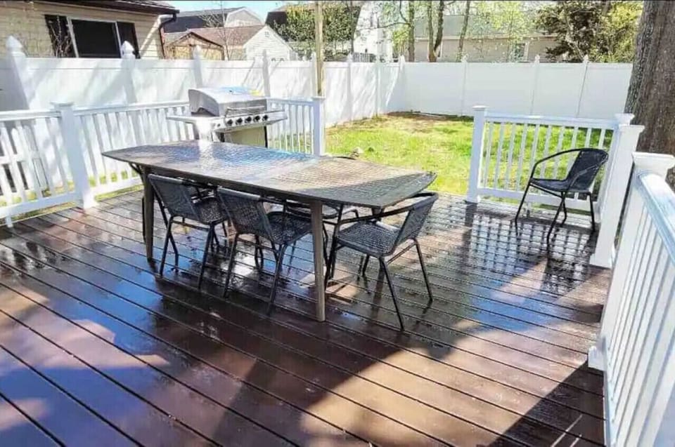 deck with outdoor ding bbq grill