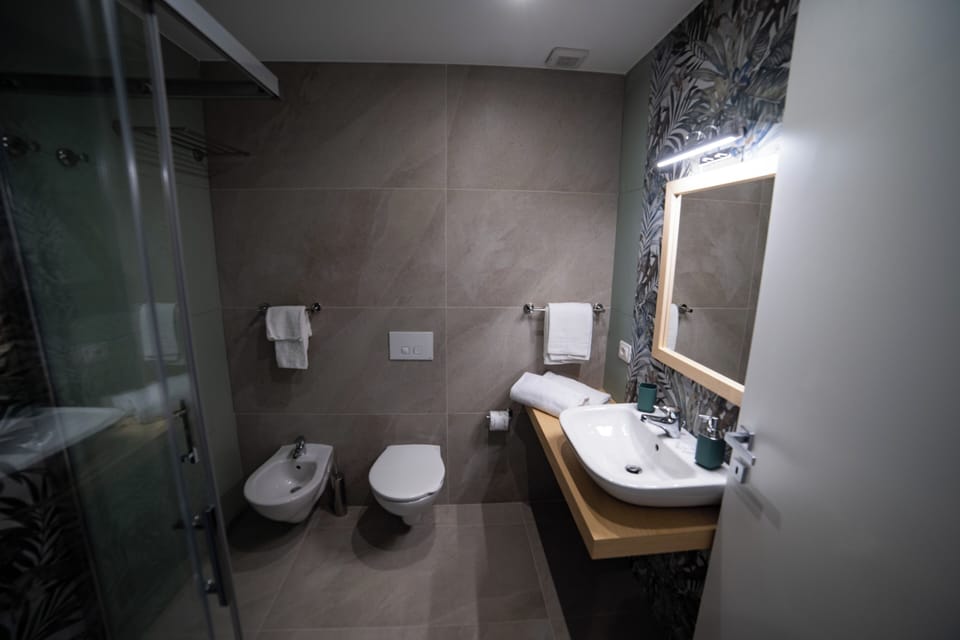 City Room | Bathroom | Shower, rainfall showerhead, hair dryer, bidet