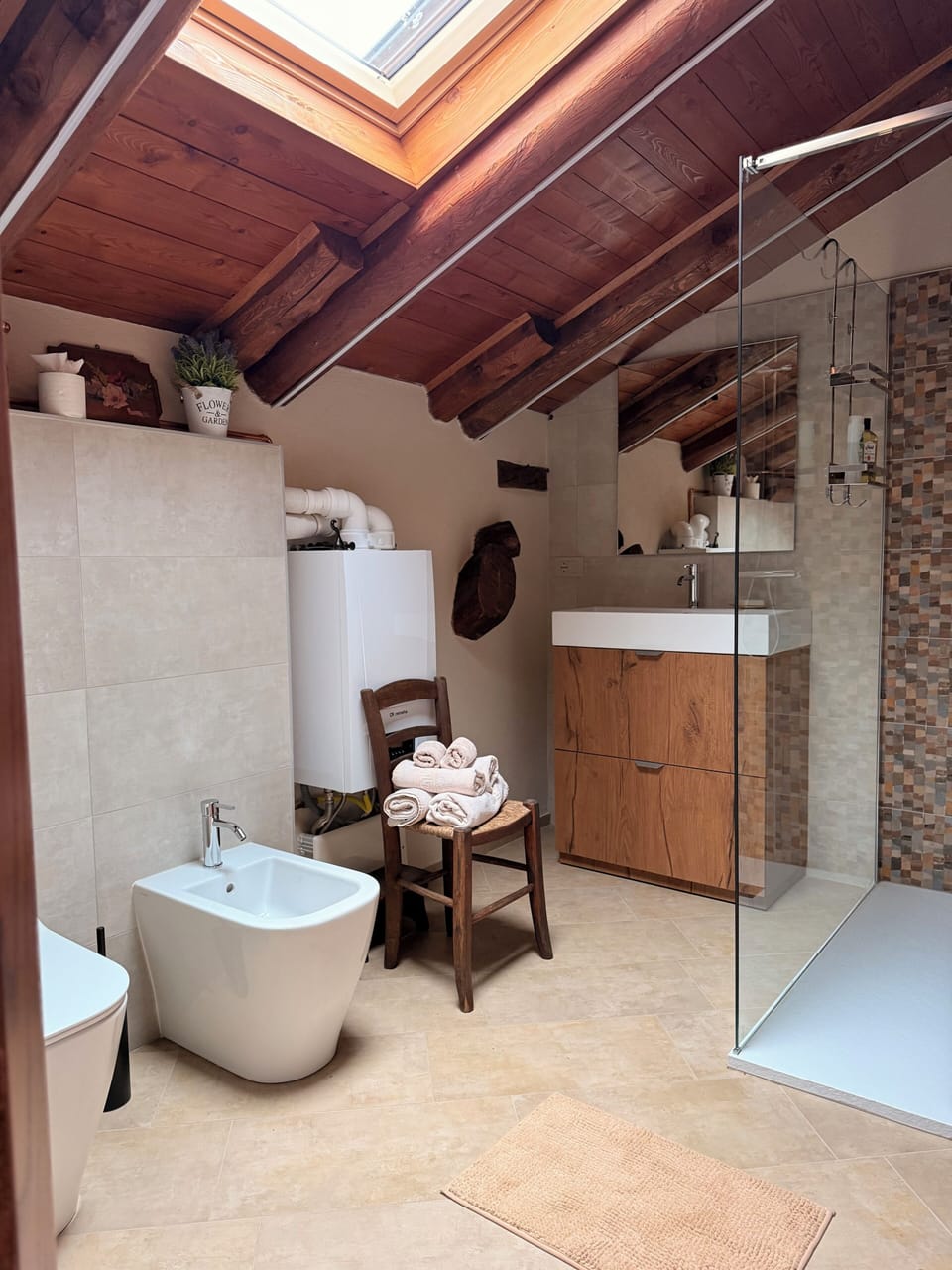 Family Triple Room | Bathroom | Shower, free toiletries, hair dryer, bidet