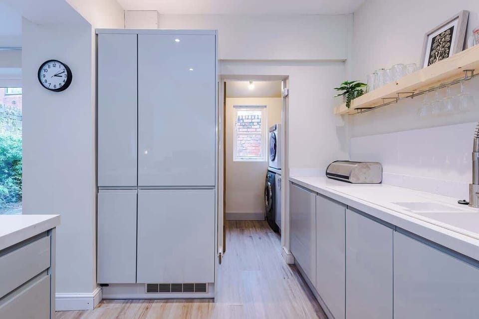 Our modern, fully equipped kitchen features sleek countertops, integrated appliances, and all the essentials, including a coffee maker, microwave, and toaster. Perfect for whipping up meals or enjoying a morning brew in style.