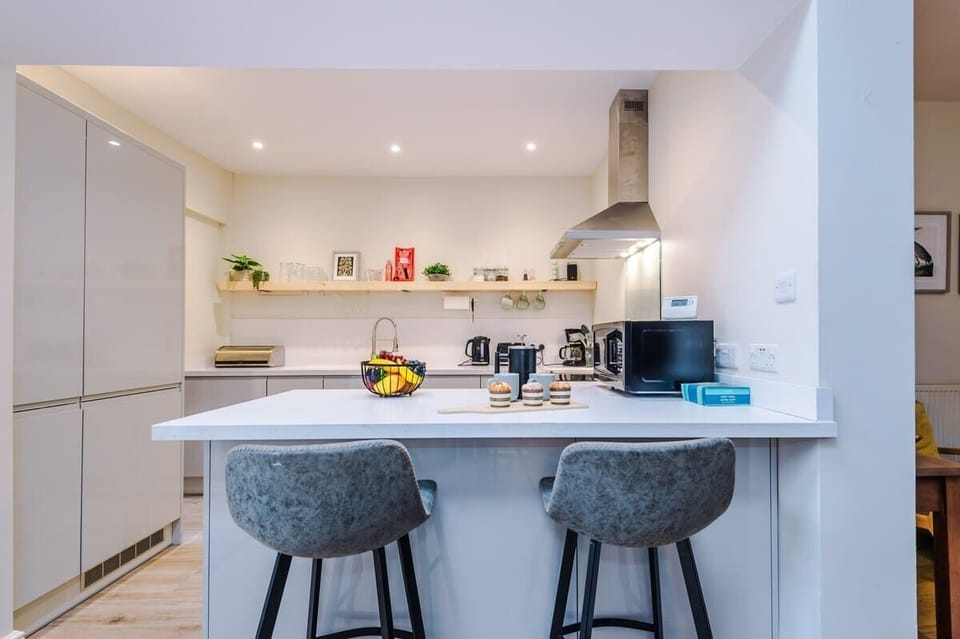 Our modern, fully equipped kitchen features sleek countertops, integrated appliances, and all the essentials, including a coffee maker, microwave, and toaster. Perfect for whipping up meals or enjoying a morning brew in style.