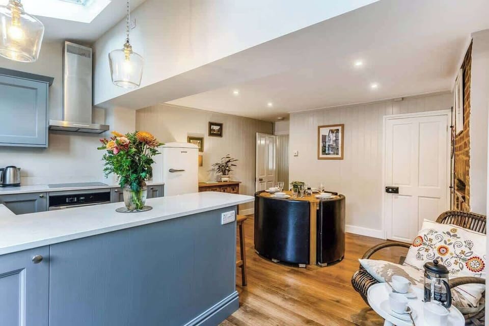 Fully equipped kitchen to whip up your favourite  meal  combined with dining area to share with family and loved ones at Blue Puffin Stays Short Lets & Serviced Accommodation
