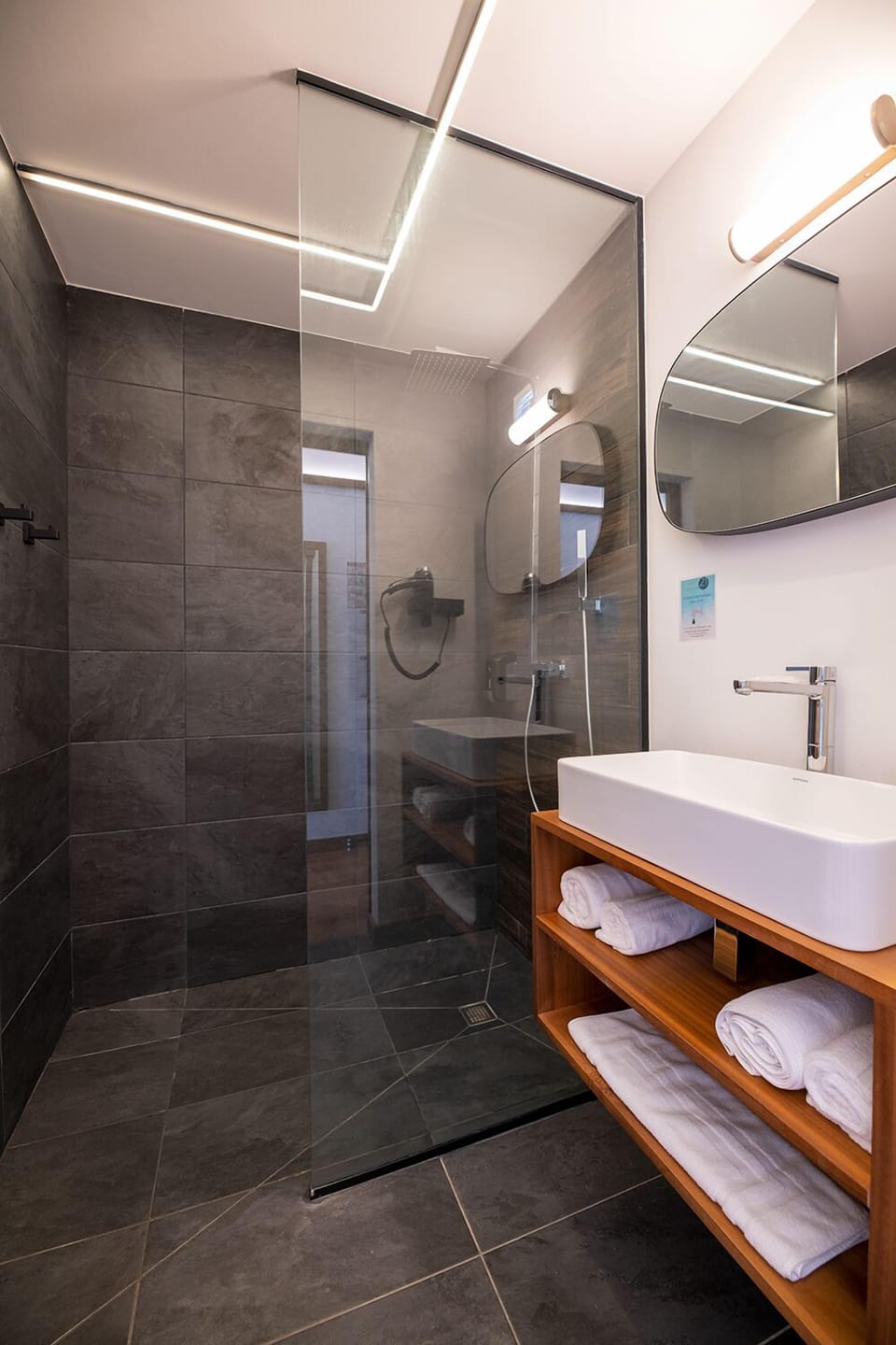Shower, rainfall showerhead, free toiletries, hair dryer