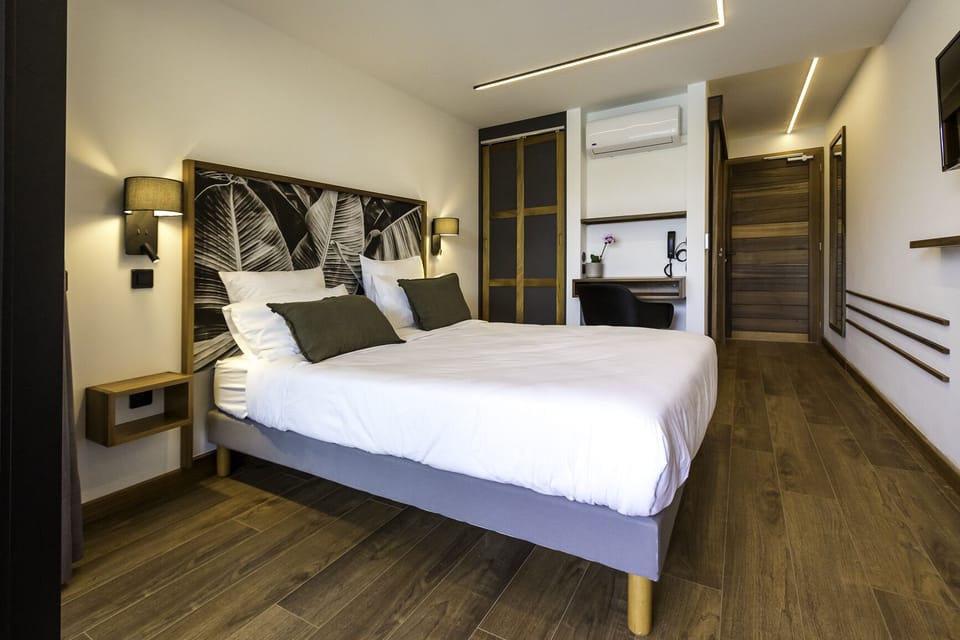 Standard Double Room | Minibar, in-room safe, desk, blackout drapes