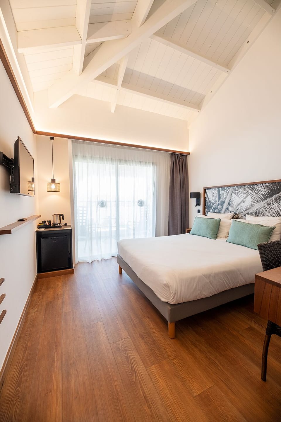 Double Room | Minibar, in-room safe, desk, blackout drapes