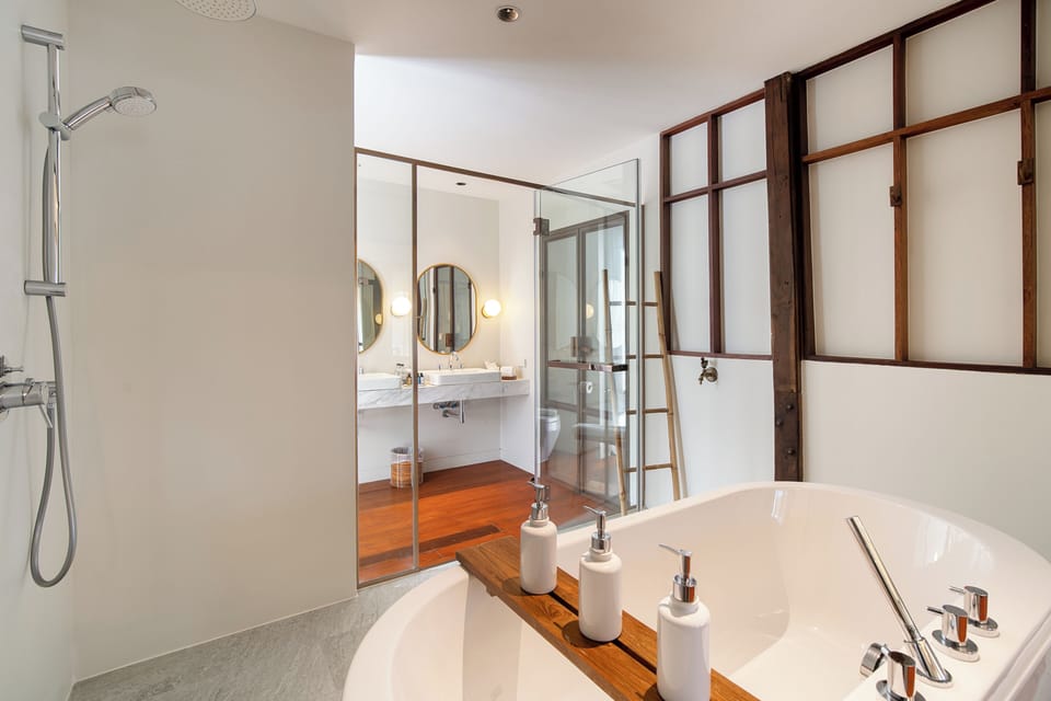 Executive Room, 1 King Bed, Bathtub, River View | Bathroom | Free toiletries, hair dryer, slippers, towels