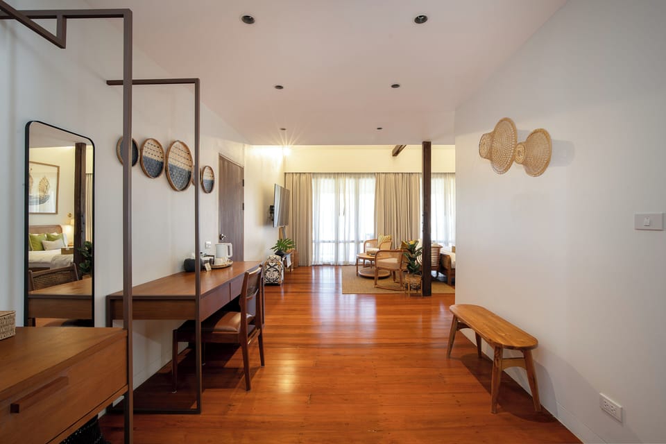Executive Room, 1 King Bed, Bathtub, River View | Premium bedding, free minibar items, in-room safe