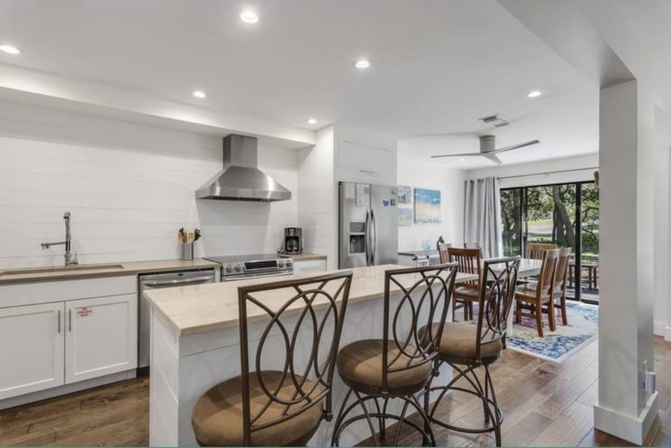 Kitchen and dining room seating