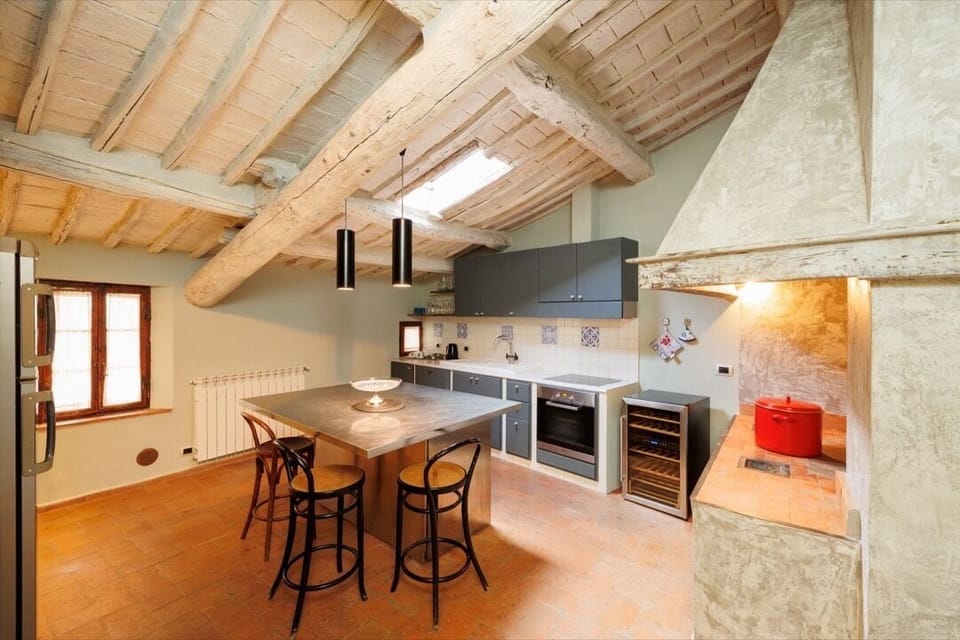 Full-size fridge, oven, stovetop, dishwasher