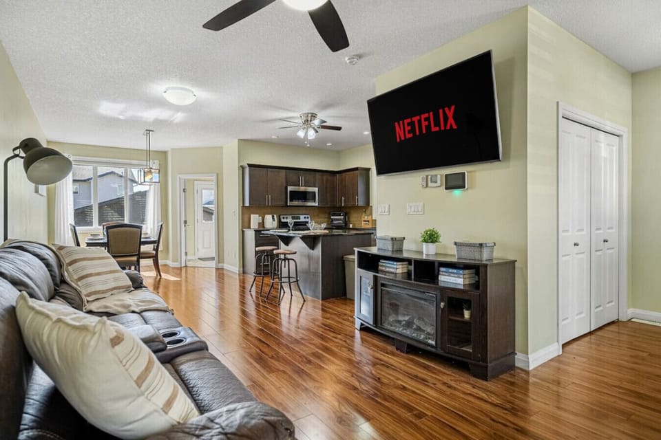 Beautiful, modern & luxurious Living space, 65` TV, Netflix