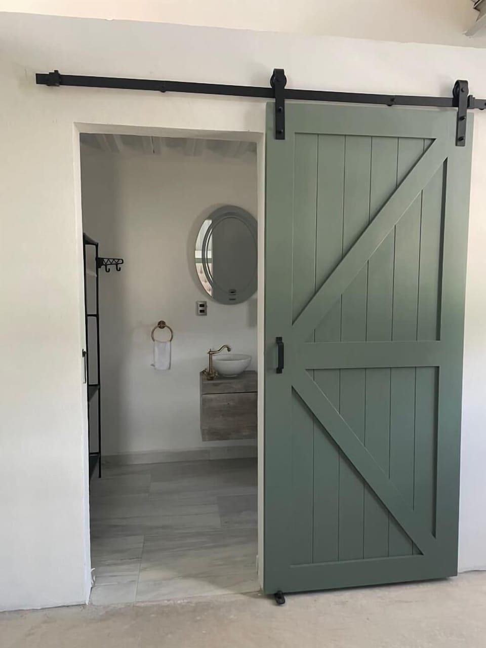 Deluxe Cabin | Bathroom | Shower, rainfall showerhead, free toiletries, towels